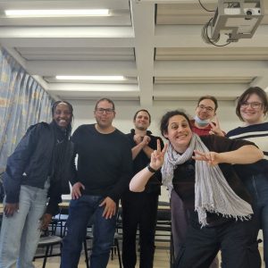 תמונה בה רואים את חלק ממשתתיפ הקורס מצטלמים במפגש הסיכום האחרון של הסדנא